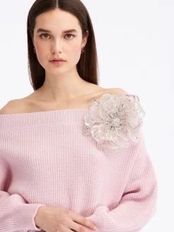 Off Shoulder Floral Appliqué Pullover -Odlr f23828 04 Z 23FE109OFF LAV 1920x2551 1